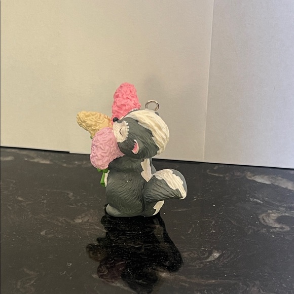 Hallmark 1996 Garden Club Skunk with Colorful Flowers Ornament - Picture 4 of 7
